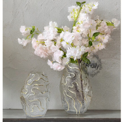 Vase transparent avec du doré style déformé