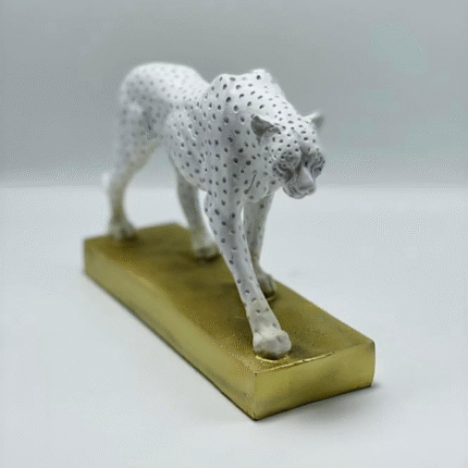 Jaguar décoratif posé sur une base dorée
