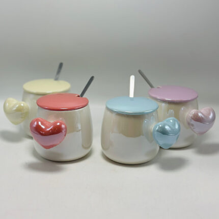 Mug avec couvercle, poignée cœur, et cuillère