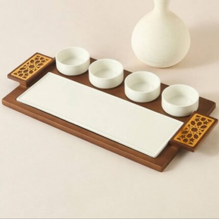 Plateau Rectangulaire avec Des  Ramequins Ronds