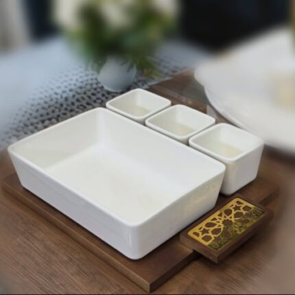 Plateau en bois avec ramequins en porcelaine