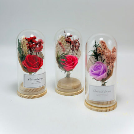 Cloche avec bouquet de fleur artificielle